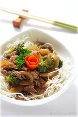 Beef Teriyaki with broccoli & fried rice noddle