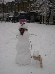 Cooler Schneemann mit Hund
