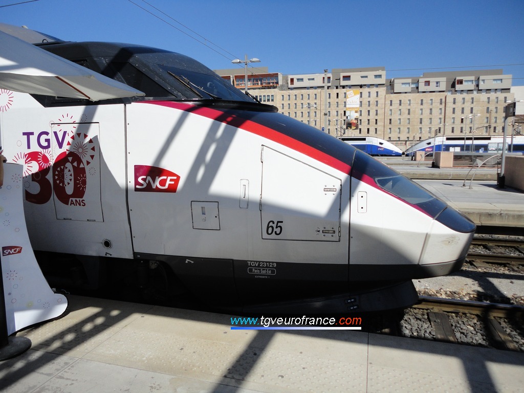 Vue de profil de la motrice impaire (23129) de la rame TGV Sud-Est 65 stationnant voie A dans la gare de Marseille Saint-Charles
