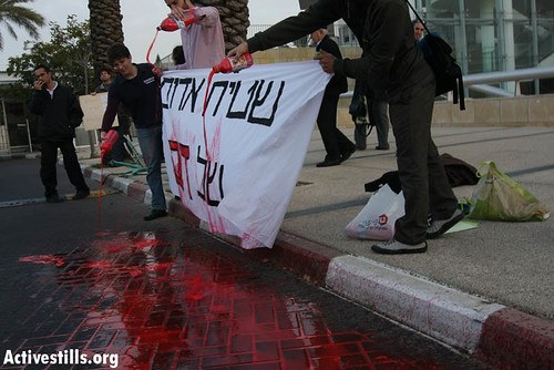 Protest against the visit of Barak, Levni and Netanyahu, Tel Aviv University, Israel, 26/1/2009.    by activestills.