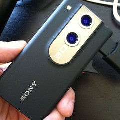 New toy just arrived: 3D Sony Bloggie. Will try it out as soon as it is charged.