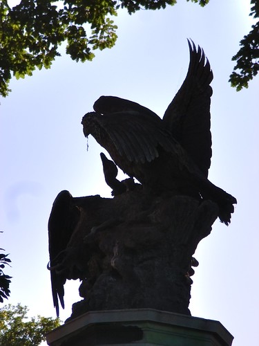 Skulptur mit "echtem" Vogelfutter