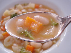 sopa de feijão branco e legumes