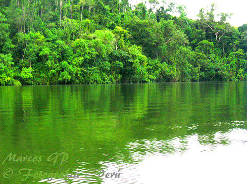 Espejo de agua en la Laguna Azul Tarapoto Recorriendo 36 kil metros desde