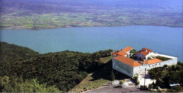  Δυτική Ελλάδα - Αιτωλοακαρνανία - Δήμος Φυτειών Το ιστορικό μοναστήρι Λιγοβιτσίου στις Φυτείες Αιτωλοακαρνανίας πάνω από τη λίμνη του Οζερού ή Οζηρού