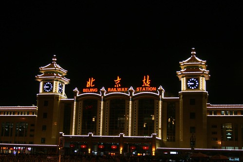 Beijing Railway Station by Night (by niklausberger)