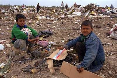 gaza-children-looking-for-food-in-a-garbage_7333
