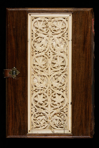012a- Evangelium S. Johannis- Madera noble con un panel de marfil tallado. Hacia el año 800 contratapa