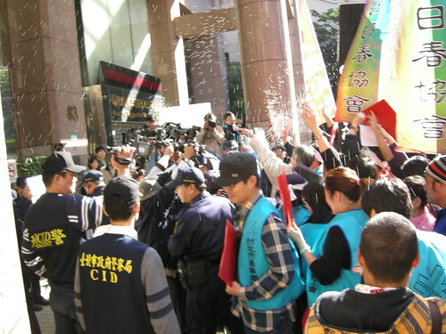 擲米抗議