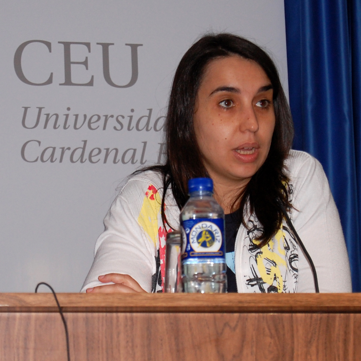 Fotografía de la conferencia que dio Rosa Jiménez en el CEU de Elche