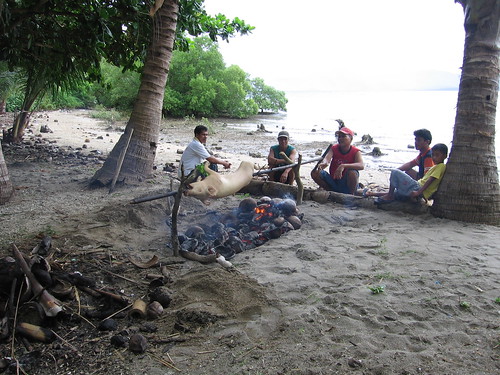 Philippines,Pinoy,Filipino,Pilipino,Buhay,Life,people,pictures,photos,city,rural roasting pig masarap man beach side sea food celebration