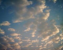 【写真】VQ1005で撮影した朝の風景（朝焼けの空と雲）