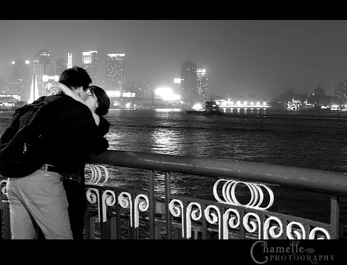 lovers kissing wallpapers. Lovers kissing at the Bund