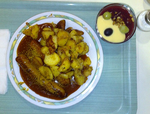 Curry-Bratwurst mit Bratkartoffeln