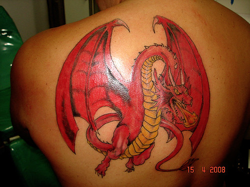 tatuagem dragao medieval nas costas