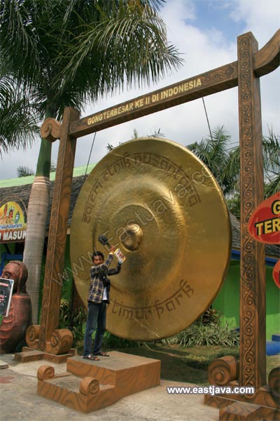 The Biggest Gong - Batu