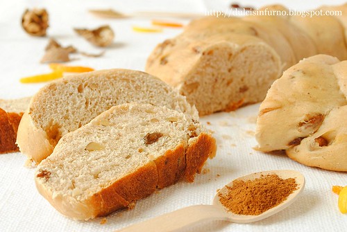 Treccia-Ciambella con Noci, Uvetta, Zenzero e
 Cannella-Braided Bread with Walnuts, Raisins, Ginger and Cinnamon