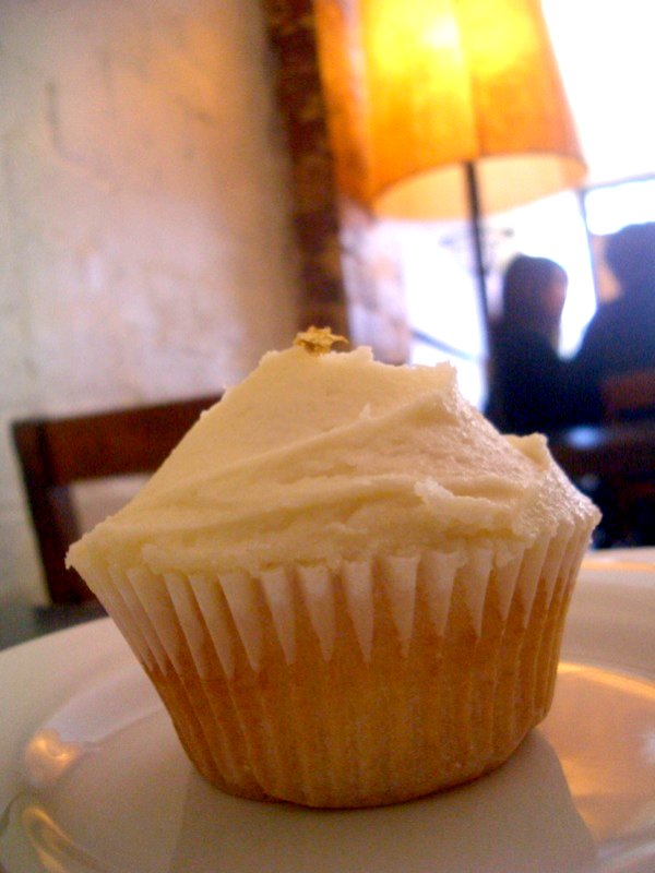 Golden vanilla cupcake
