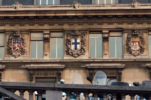 Les blasons en façade de la gare des principales villes desservies, de gauche à droite: Lyon, Marseille et Paris
