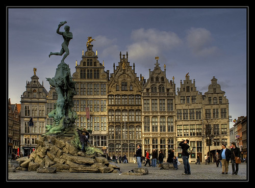 The Brabo Fountain, Antwerp. por fatboyke.