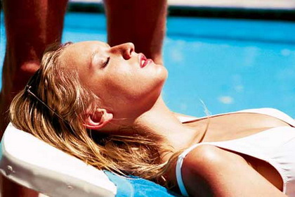 Ludivine Sagnier en bikini dans Swimming Pool