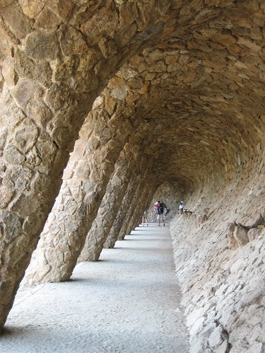 080521. just your average hallway. parc guell.