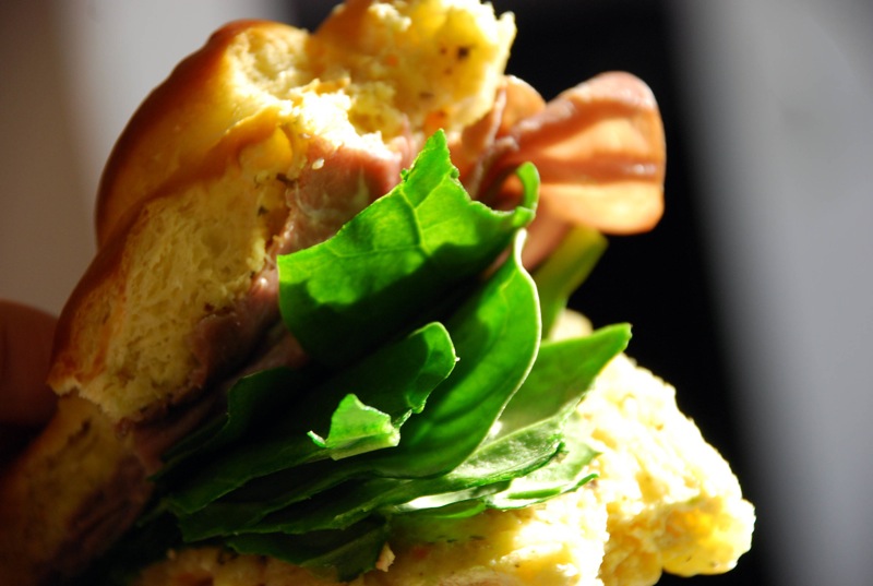 honey ham + spinach sammich on egg challah with garlic & lime sauce