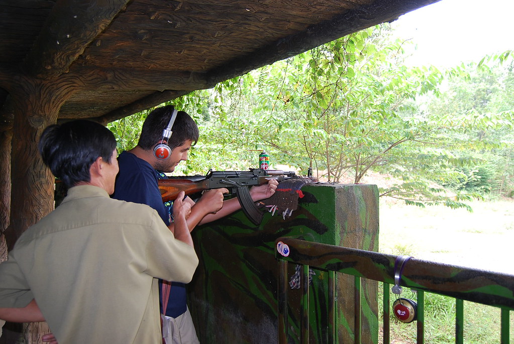 Pau disparando un AK-47 Kalashnikov