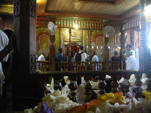 Offergaven en schrijn in de Temple of the Tooth in Kandy