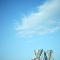 【写真】ミニデジで撮影した雲とビル