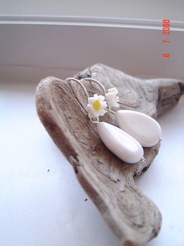 daisy earwires with white agate drops