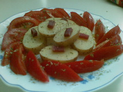 Rodajas de patatas asadas con jamón y tomate