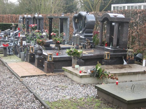 Gypsy graves, St Barbara catholic cemetery, Utrecht
