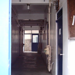 【写真】ミニデジで撮影した通りすがりのアパートの廊下