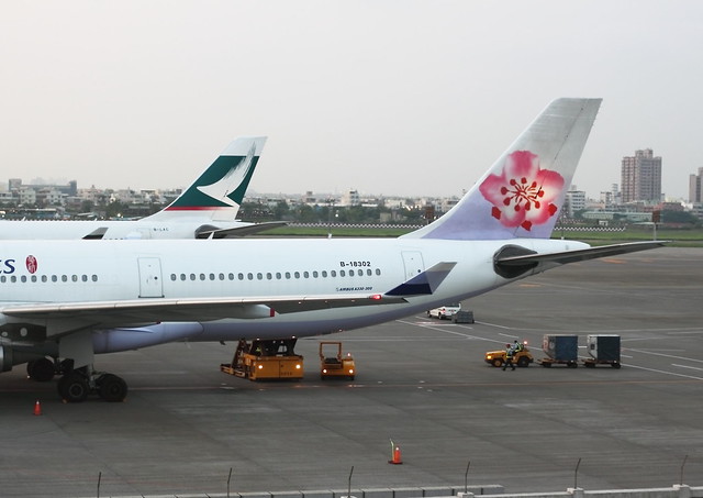 中華航空 A330-300(B-18302) CI935高雄往香港，後面的國泰航空是聯營港龍航空機號A333(B-LAC) KA455，也是往香港