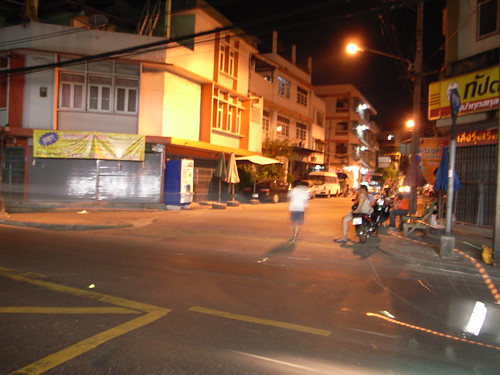 バンコク　夜の道