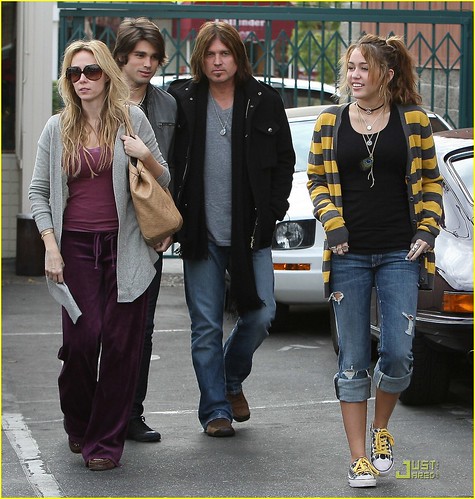 miley-cyrus-family-paty-lunch-02
