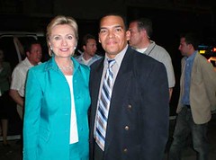 Luis Aguasvivas y Hillary Clinton