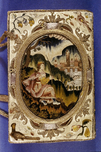 001 Contratapa-Biblia libro de oración- cubierta de seda bordada con metal en las juntas-año 1639