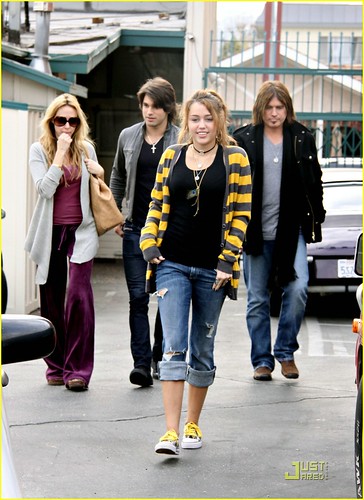 miley-cyrus-family-paty-lunch-16