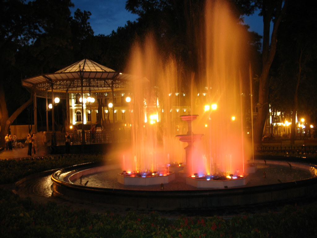 фото: Singing fountain in Odessa City Garden