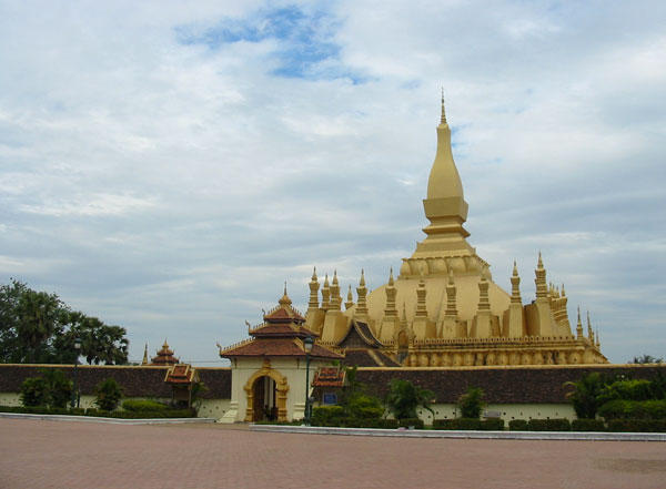 А это сама Золотая Ступа Пха Тхат Луанг. Pha That Luang Golden Stupa.
