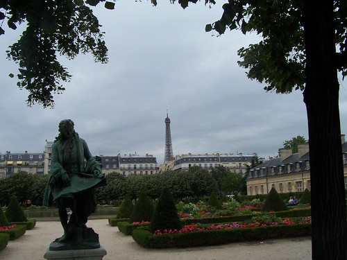 Paris-Napolean's tomb courtyard