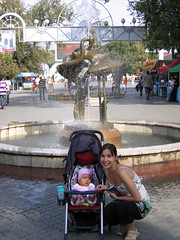 Maman et Julia devant une belle fontaine