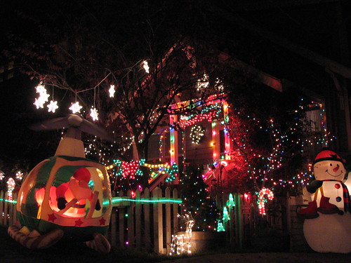 A very cheery house and front yard.