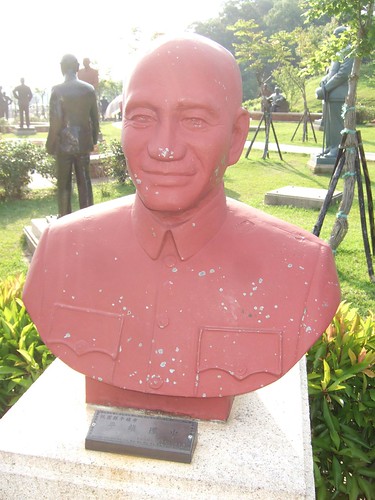 桃園縣平鎮國中的半身雕像是十分特別的赭紅色