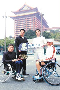 永達吳文永董事長（右二）捐贈復康巴士 給輪椅網球推廣協會，由理事長劉中興（左二）代表接受。