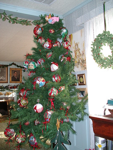 tree with kissing balls made by Vavo