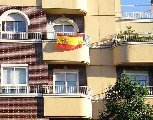 bandera españa en balcones santa marta