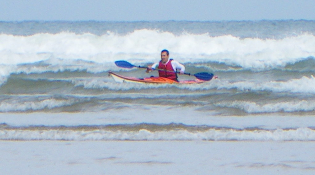 Lorenzo entrando en la playa de Oriñón.